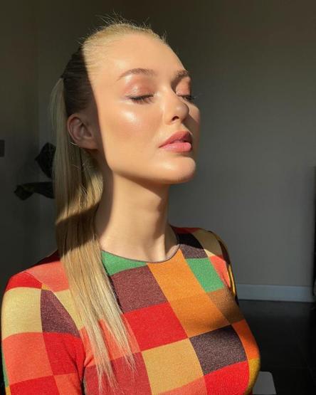 Dilan Çiçek Deniz yeni imajıyla takipçilerini büyüledi