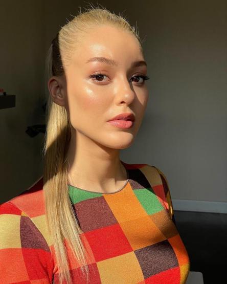 Dilan Çiçek Deniz yeni imajıyla takipçilerini büyüledi