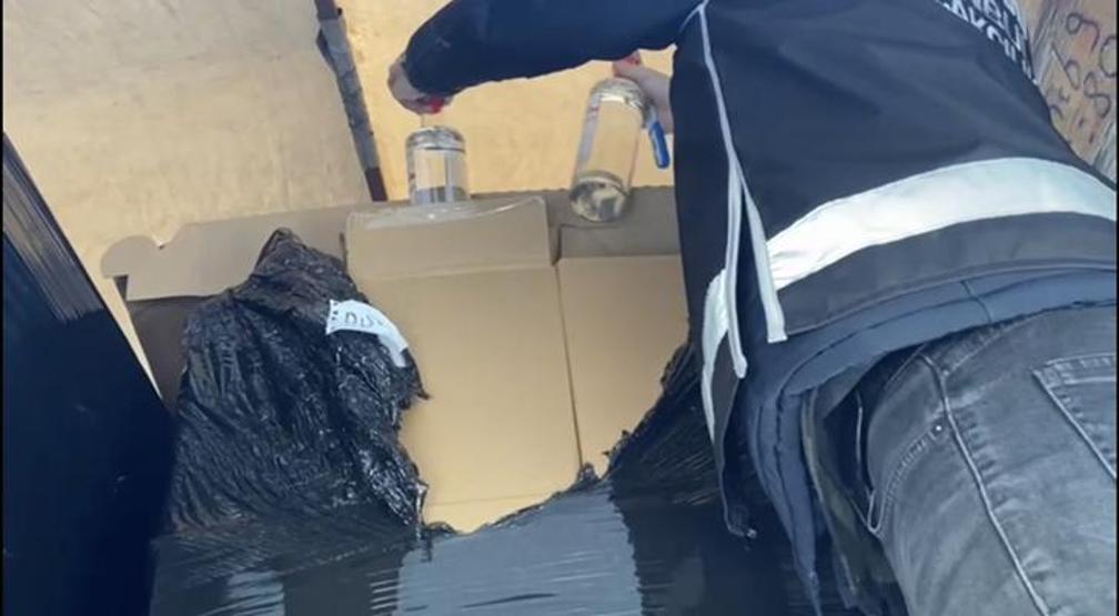 Ümraniyede TIRda 2 bin 640 şişe sahte içki yakalandı