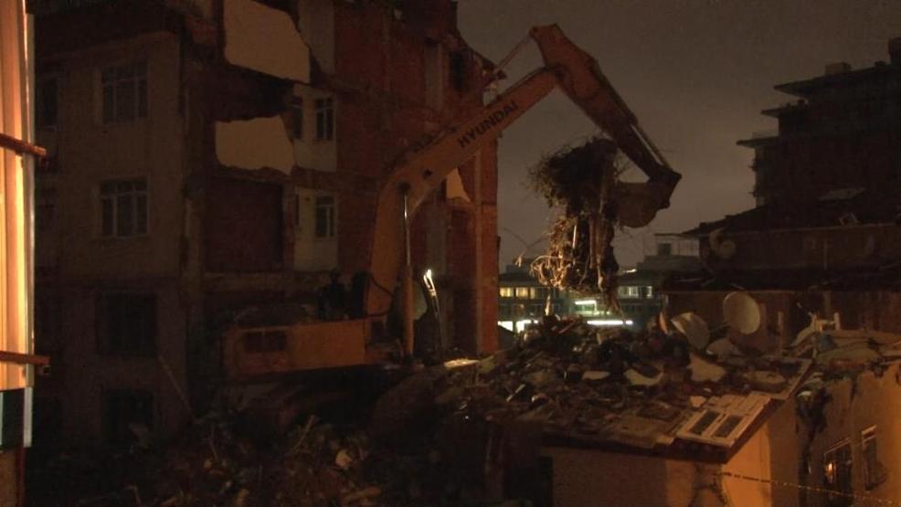 Üsküdar’da patlama yaşanan bina iş makinalarıyla yıkıldı