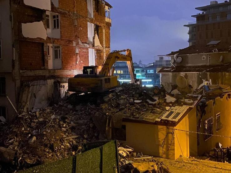 Üsküdar’da patlama yaşanan bina iş makinalarıyla yıkıldı