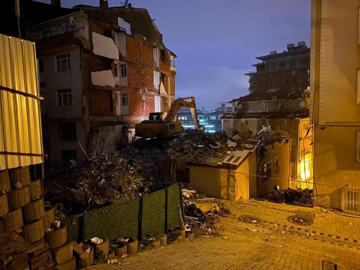 Üsküdar’da patlama yaşanan bina iş makinalarıyla yıkıldı