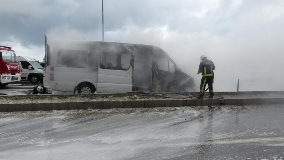 Tur minibüsü yandı: Turistler canlarını zor kurtardı