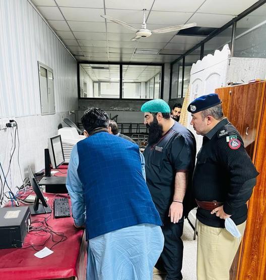 Pakistanda akılalmaz olay Hamile kadının kafasına çivi çaktılar