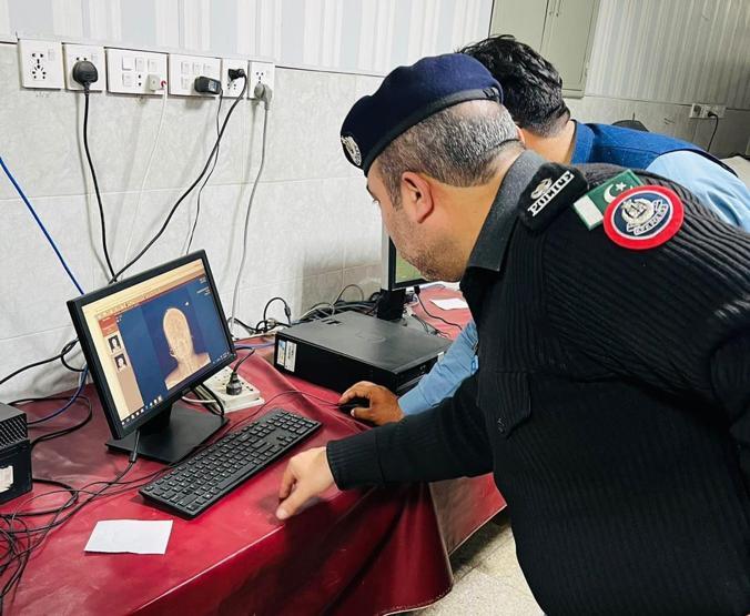 Pakistanda akılalmaz olay Hamile kadının kafasına çivi çaktılar