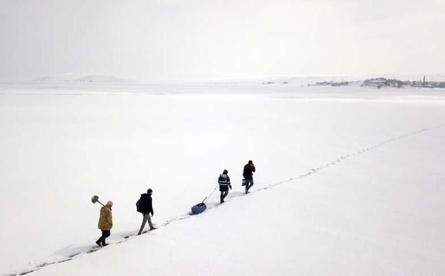 Nazik Gölü’nde Eskimo usulü balık avı
