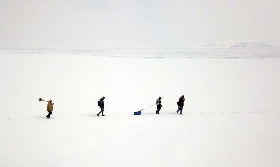 Nazik Gölü’nde Eskimo usulü balık avı