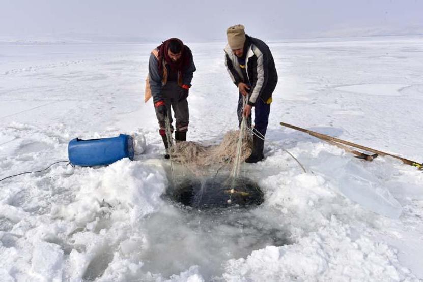 Nazik Gölü’nde Eskimo usulü balık avı