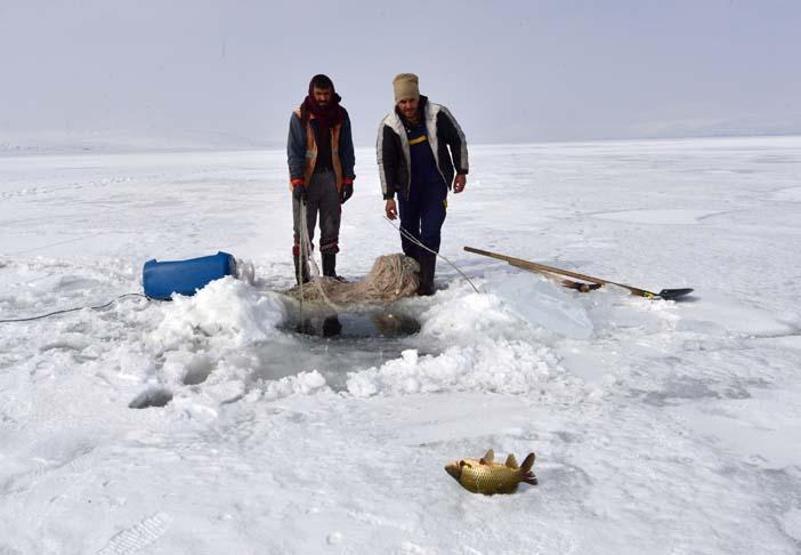 Nazik Gölü’nde Eskimo usulü balık avı
