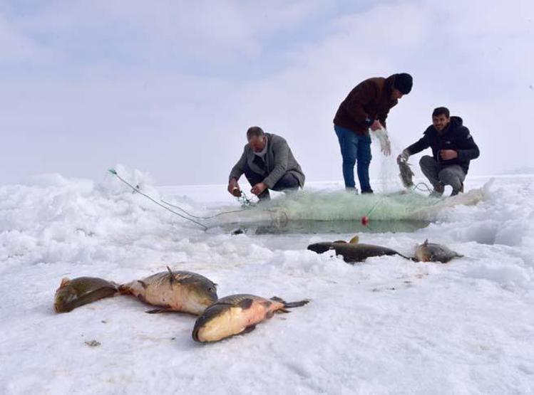 Nazik Gölü’nde Eskimo usulü balık avı