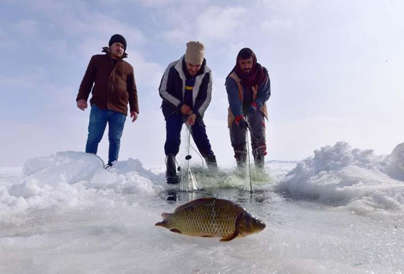 Nazik Gölü’nde Eskimo usulü balık avı
