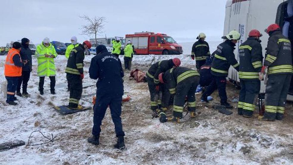 Son dakika: Tur otobüsü şarampole devrildi: Ölü ve yaralılar var