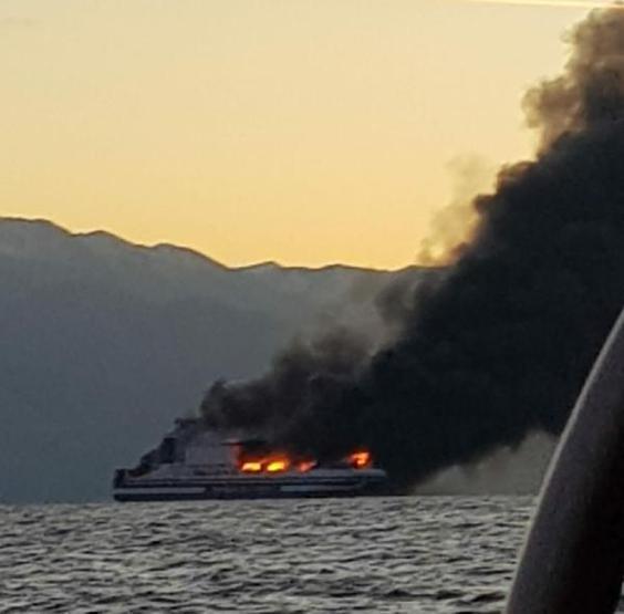 Yunanistandaki feribot yangınında kayıp 12 kişi aranıyor