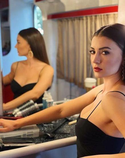 Burcu Özberk derin yırtmaçlı elbisesiyle kamera karşısına geçti