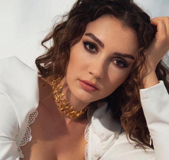 Burcu Özberk derin yırtmaçlı elbisesiyle kamera karşısına geçti
