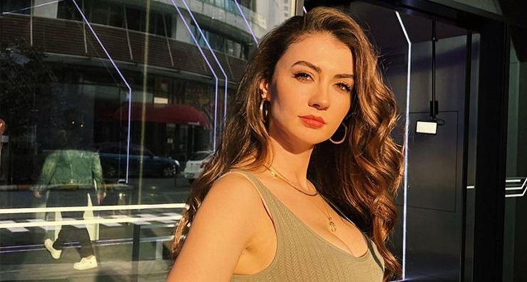 Burcu Özberk derin yırtmaçlı elbisesiyle kamera karşısına geçti