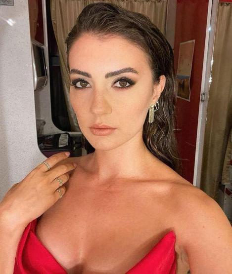 Burcu Özberk derin yırtmaçlı elbisesiyle kamera karşısına geçti