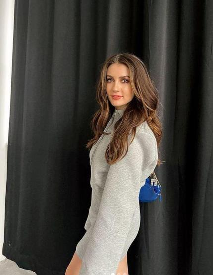 Burcu Özberk derin yırtmaçlı elbisesiyle kamera karşısına geçti