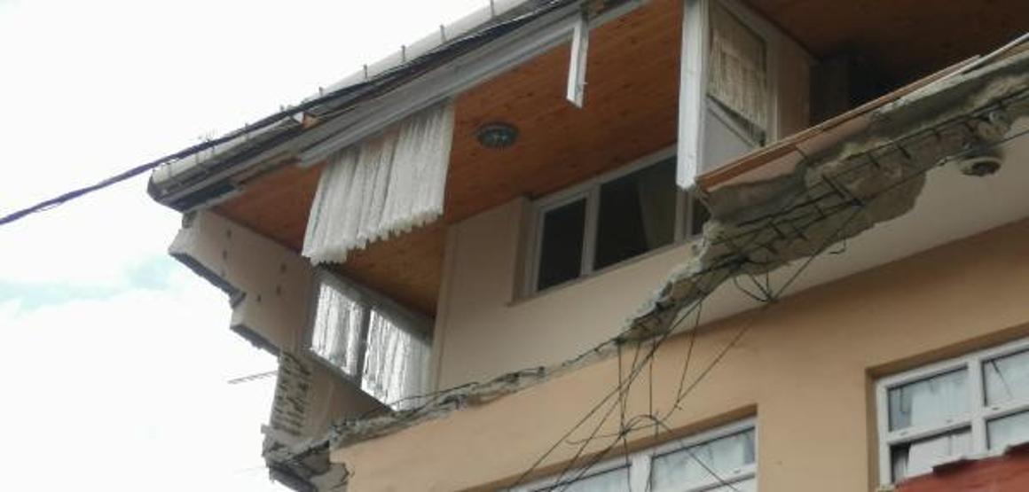 Balkonları çöken bina sakini: 5 dakika önce balkondaydık