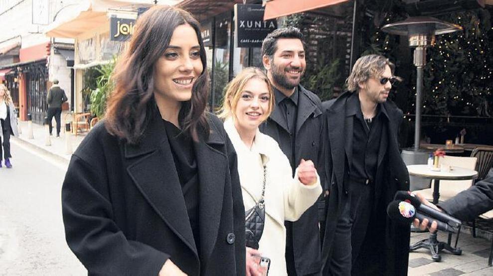 Sadakatsiz oyuncularından set pozu