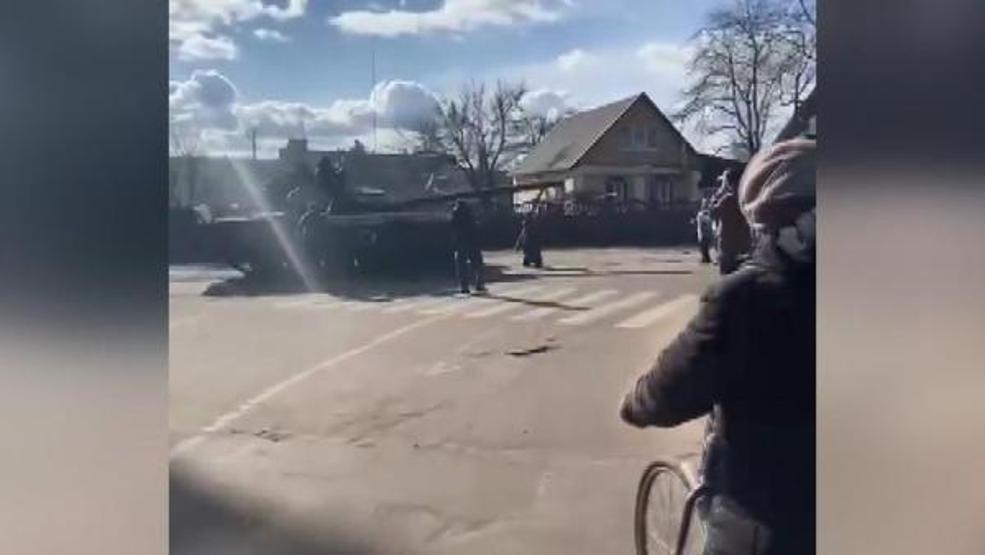 Ukrayna’da halk Rus tanklarını elleriyle durdurmaya çalıştı