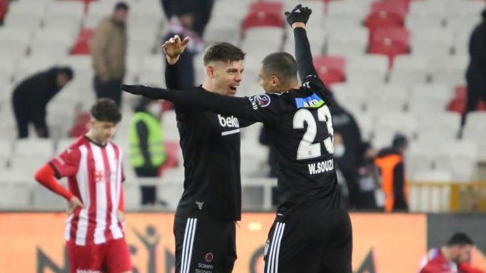Son dakika... Beşiktaş galibiyeti sahada kutladı