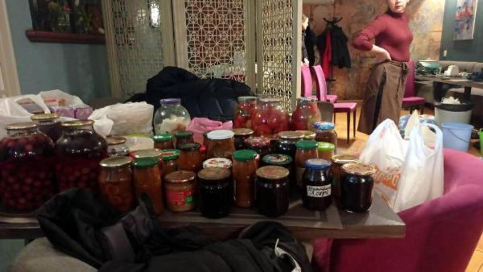 Ukraynada yaşayan Türk aşçı, sığınakta askerler için yemek yapıyor
