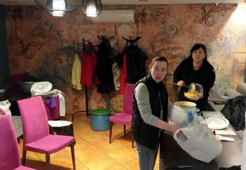 Ukraynada yaşayan Türk aşçı, sığınakta askerler için yemek yapıyor