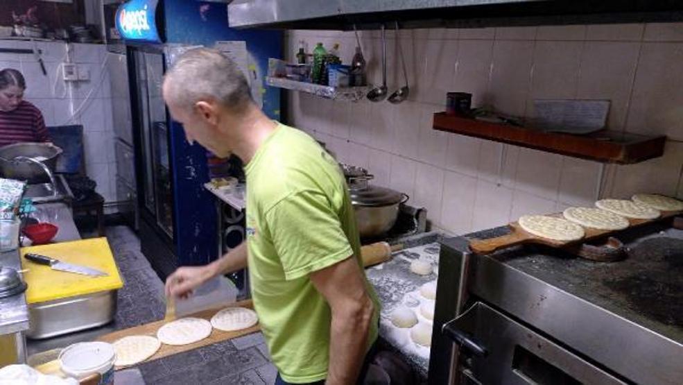 Ukraynada yaşayan Türk aşçı, sığınakta askerler için yemek yapıyor