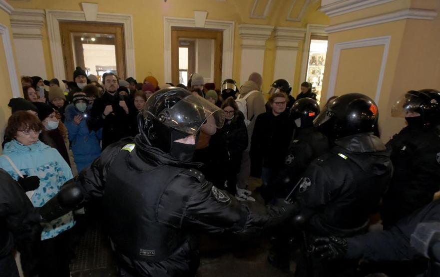 St. Petersburg’da savaş karşıtı gösteriler sürüyor
