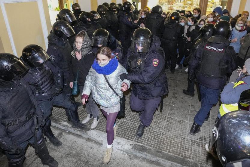St. Petersburg’da savaş karşıtı gösteriler sürüyor