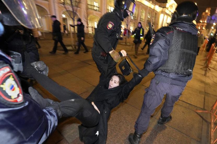 St. Petersburg’da savaş karşıtı gösteriler sürüyor