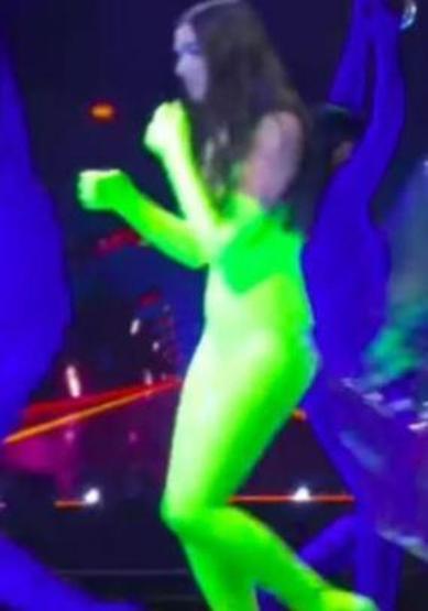 Dua Lipa mikrofonu yanlışlıkla seyirciye fırlattı
