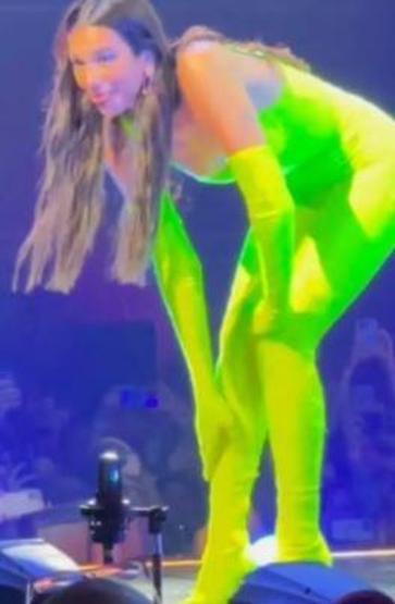 Dua Lipa mikrofonu yanlışlıkla seyirciye fırlattı