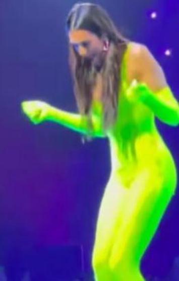 Dua Lipa mikrofonu yanlışlıkla seyirciye fırlattı