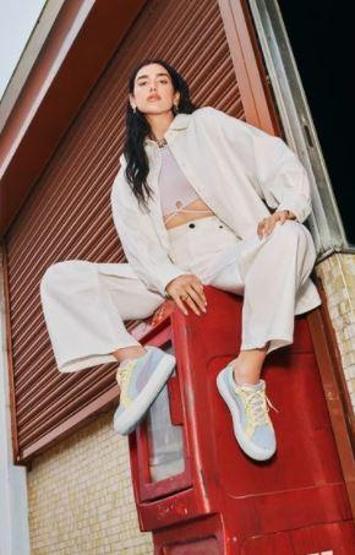 Dua Lipa mikrofonu yanlışlıkla seyirciye fırlattı