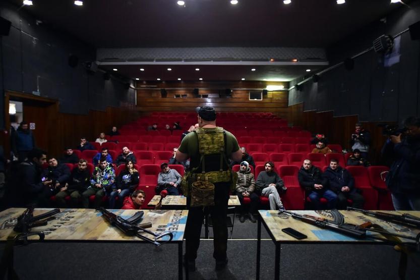 Sinema salonunda sivillere silah eğitimi