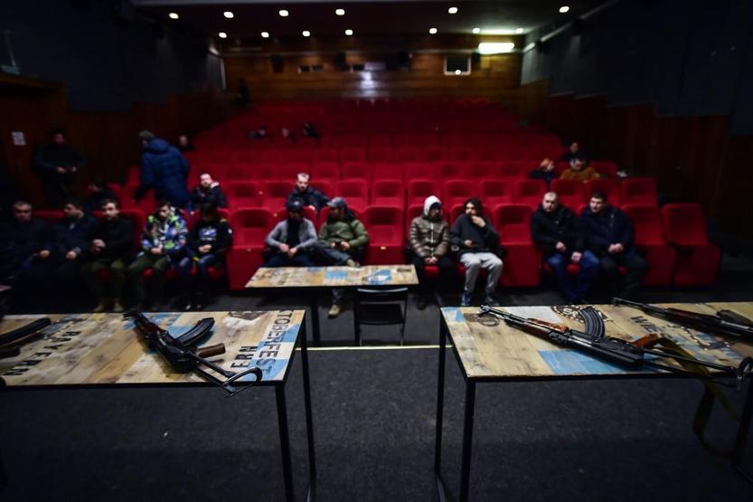 Sinema salonunda sivillere silah eğitimi