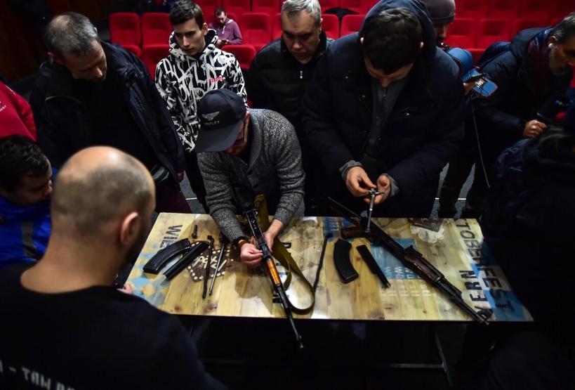 Sinema salonunda sivillere silah eğitimi