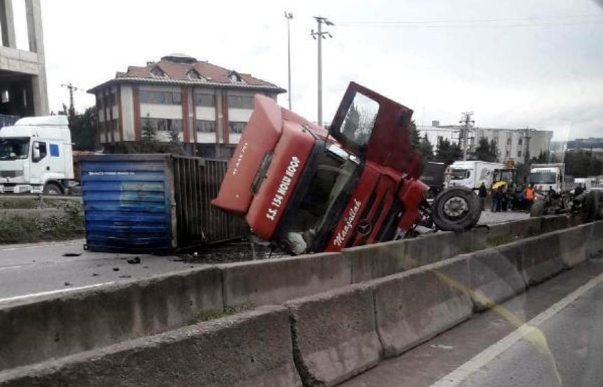 Kocaelide zincirleme kaza: İstanbul yönü kapandı