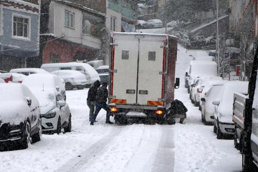 Ara sokaklardaki sürücüler ve yayaların zor anları