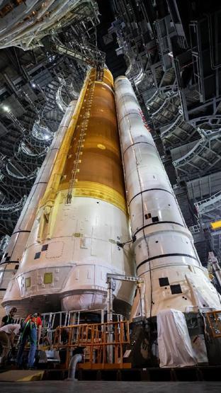 NASA Ay görevi için inşa edilen dev roketi, ilk kez fırlatma rampasına taşıyacak