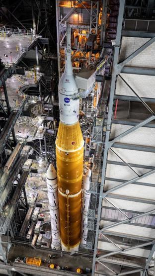 NASA Ay görevi için inşa edilen dev roketi, ilk kez fırlatma rampasına taşıyacak