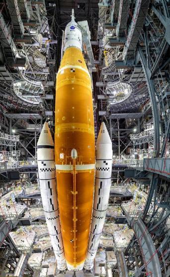 NASA Ay görevi için inşa edilen dev roketi, ilk kez fırlatma rampasına taşıyacak