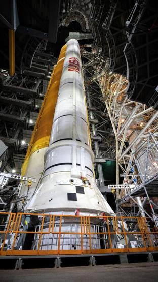 NASA Ay görevi için inşa edilen dev roketi, ilk kez fırlatma rampasına taşıyacak