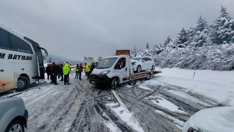 Bolu Dağı’nda kar yağışı: 32 araç çarpıştı, 6 yaralı