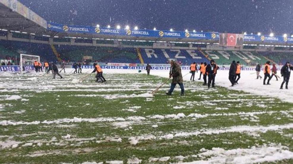 Son dakika... Rizede sahaya inen taraftarlar kar temizliği yaptı