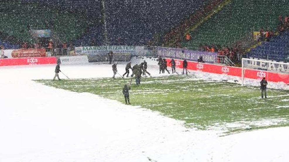 Son dakika... Rizede sahaya inen taraftarlar kar temizliği yaptı