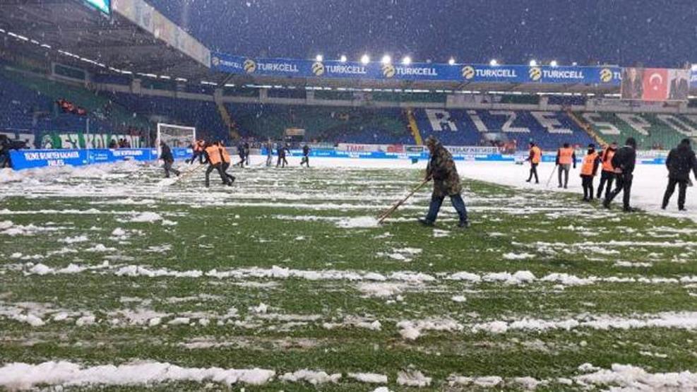 Son dakika... Rizede sahaya inen taraftarlar kar temizliği yaptı