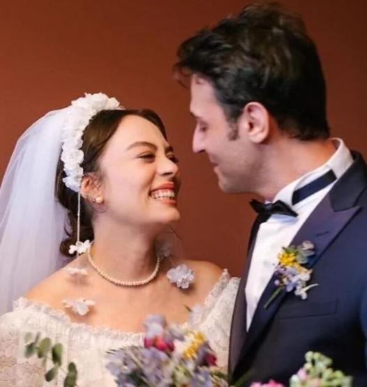 Demet Evgarın gelinliğinin sırrı belli oldu